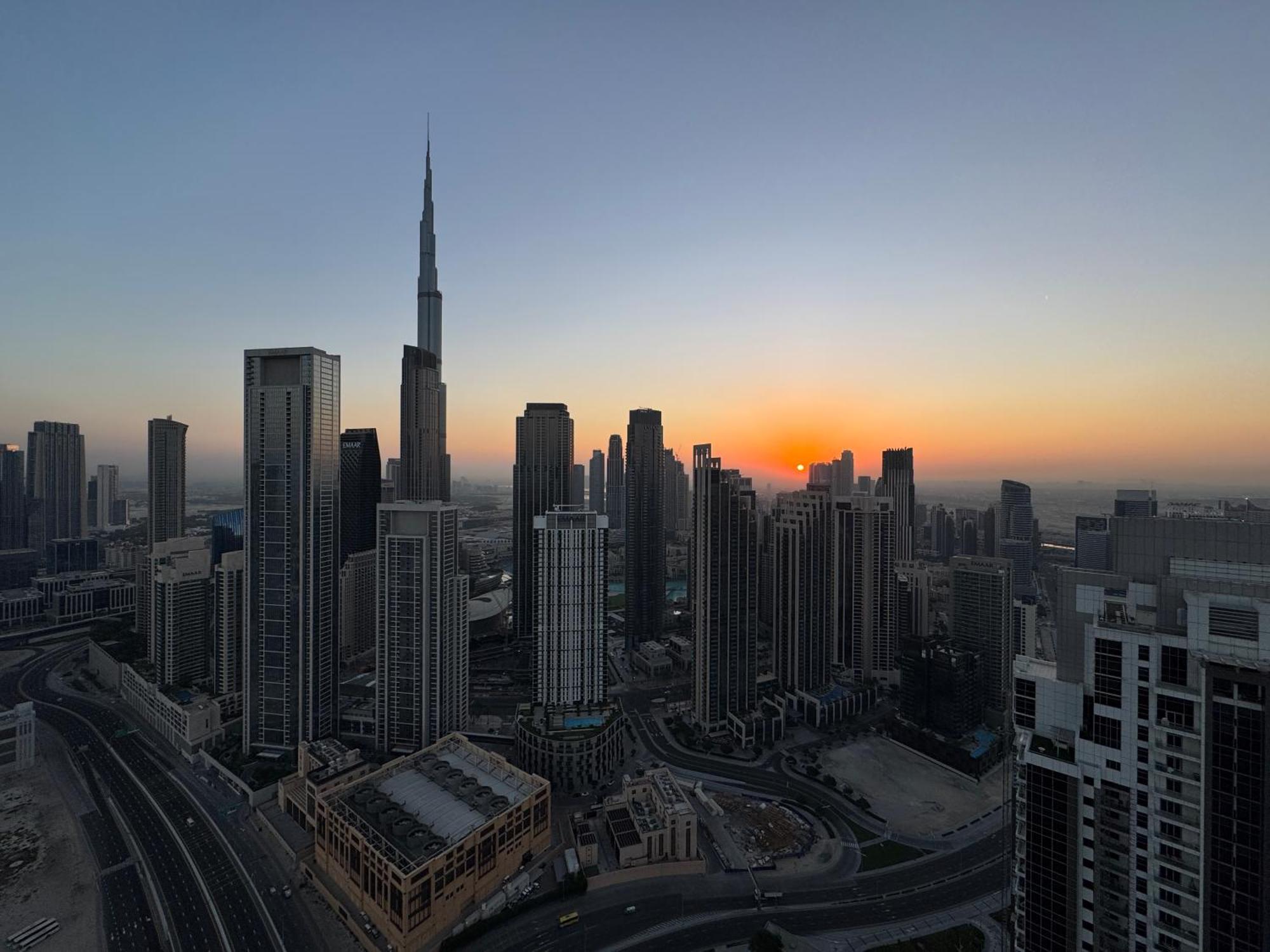 Paramount Tower Hotel And Residences With Infinity Sky Pool Dubai Exterior photo